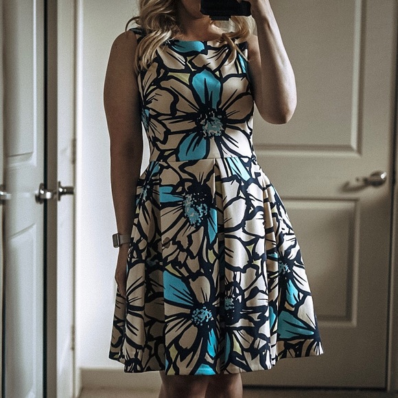 Taylor Dresses & Skirts - Taylor Floral Dress